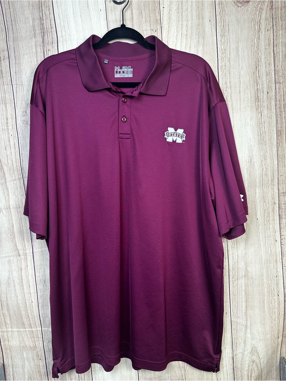 Under Armour Men's Mississppi State Bulldogs Polo in Maroon with White Logo
